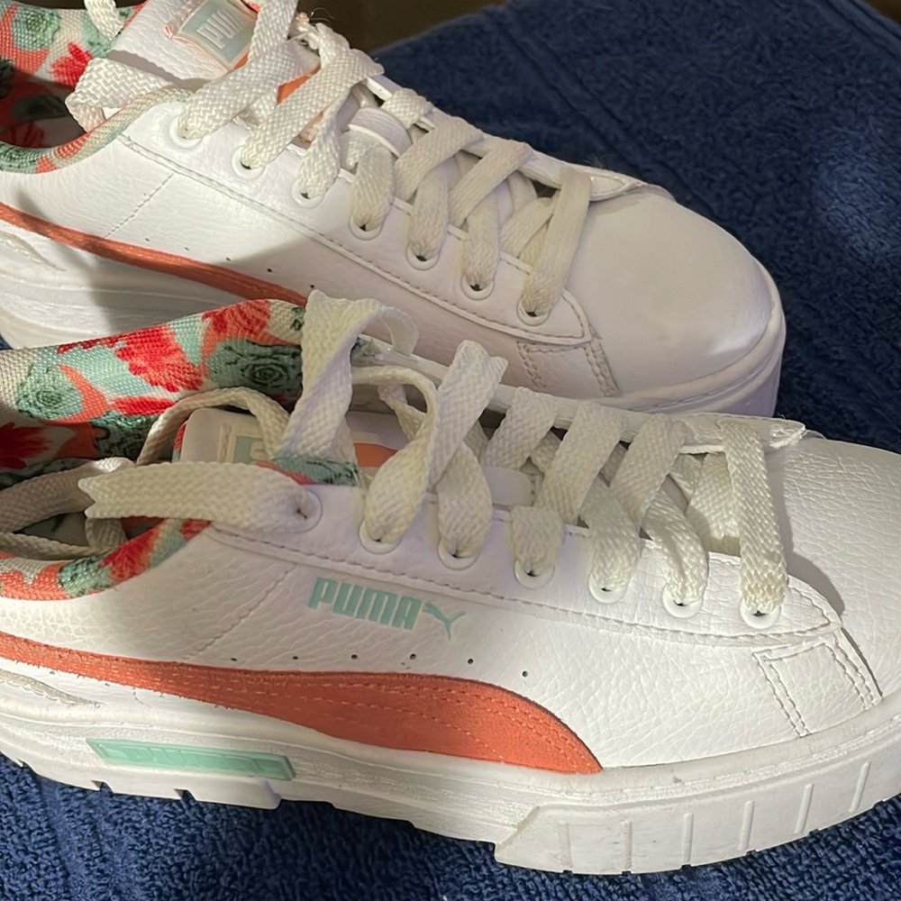 A size 5 pair of girls, puma platform, tennis shoes